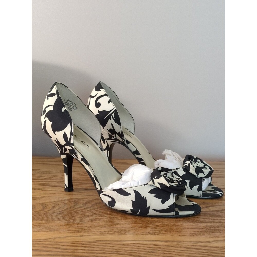 Anne Klein Size 10 Black & White Floral Peep-Toe Heels w/ Rosette